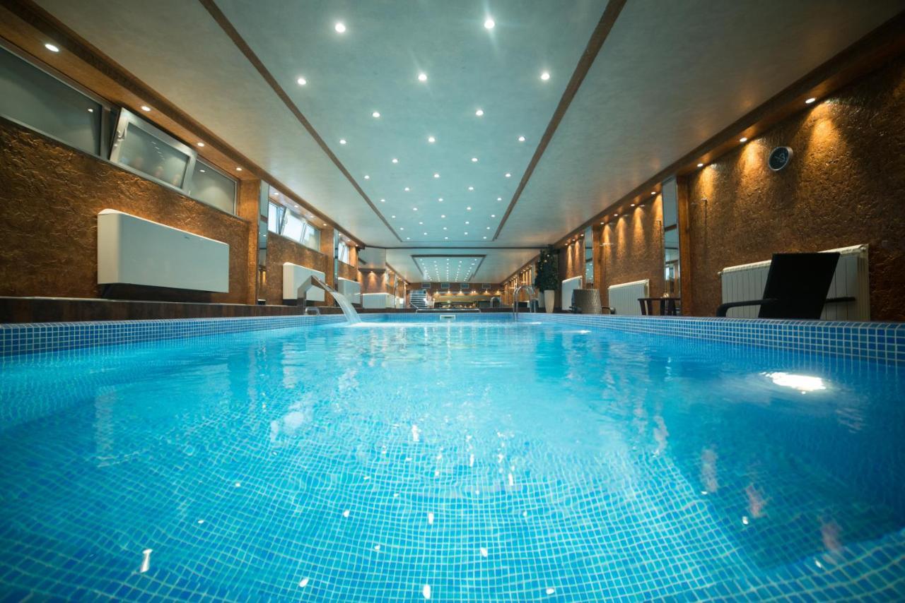 Prezident Hotel Novi Sad Exterior foto The swimming pool at the hotel