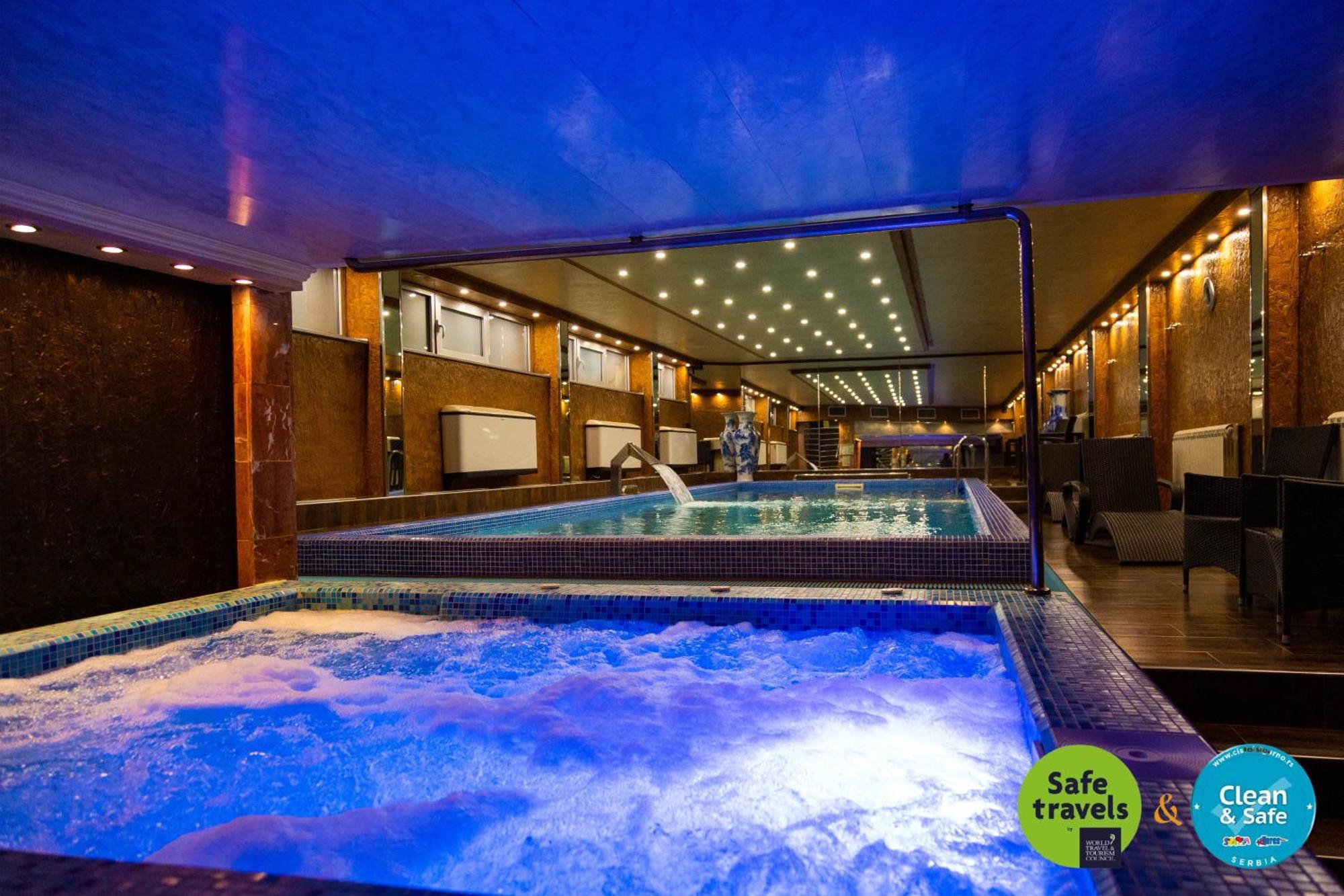 Prezident Hotel Novi Sad Exterior foto The swimming pool at the hotel