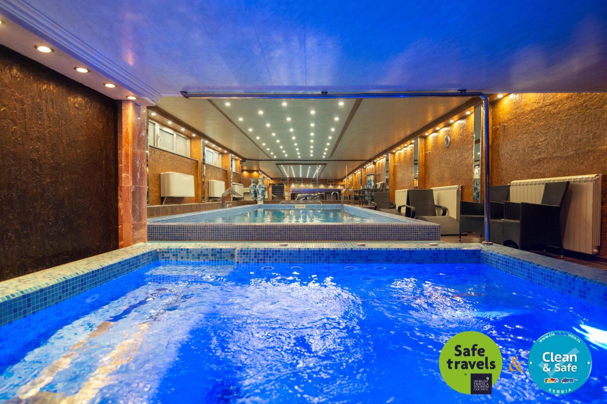 Prezident Hotel Novi Sad Exterior foto The swimming pool at the hotel