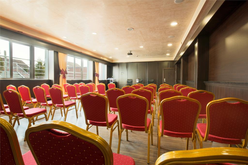 Prezident Hotel Novi Sad Exterior foto The meeting room