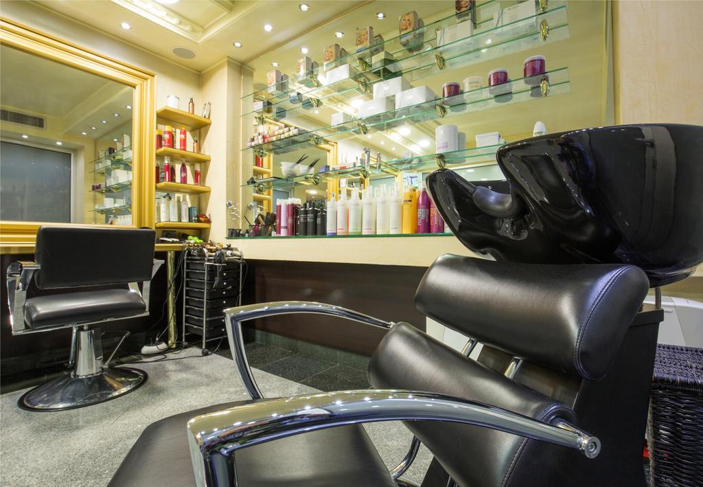 Prezident Hotel Novi Sad Exterior foto A hair salon in London
